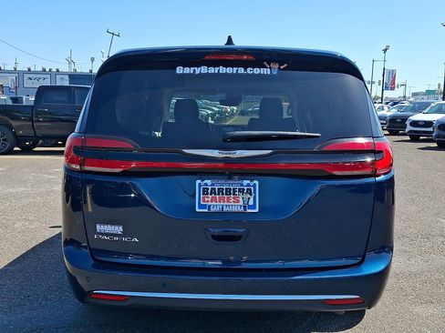 Used 2023 Chrysler Pacifica Touring-L FWD image 5