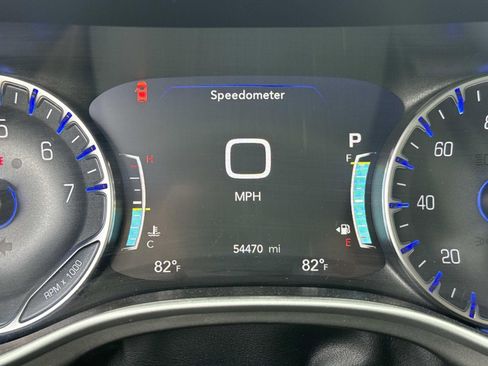 Used 2024 Chrysler Pacifica Touring-L FWD image 27