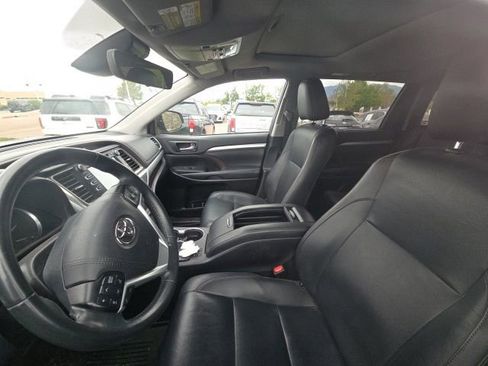 Used 2019 Toyota Highlander XLE w/ Carpet Mat Package (TMS) AWD/4WD image 4