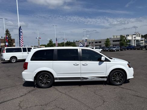 Used 2017 Dodge Grand Caravan SE FWD image 5