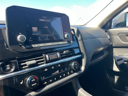 Used 2025 Nissan Pathfinder SV FWD image 20
