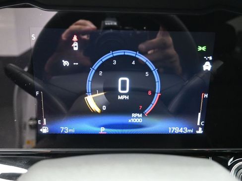 Used 2025 Chevrolet Trax RS FWD image 7