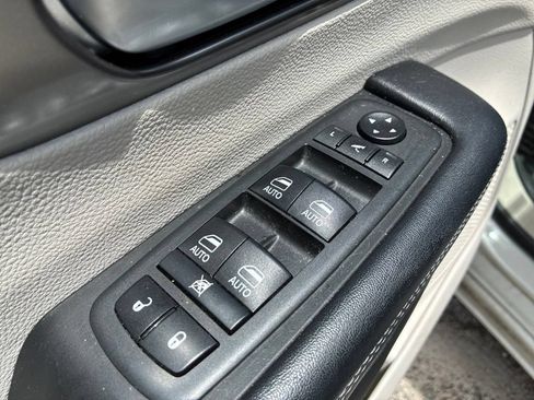 Used 2017 Chrysler Pacifica Limited FWD image 11