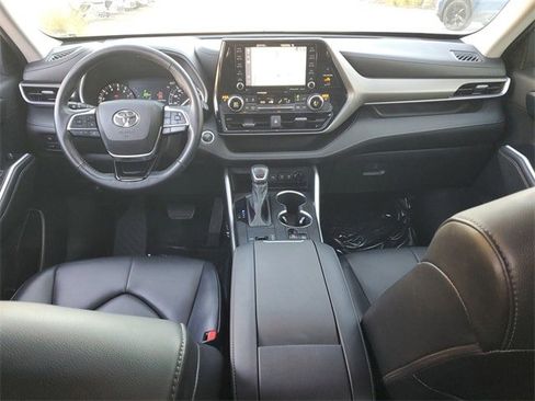 Used 2020 Toyota Highlander XLE image 14