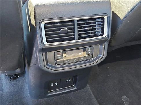 Used 2025 Volkswagen Atlas SE image 16