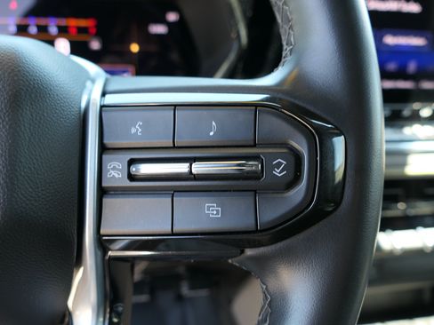 Used 2024 Chevrolet Colorado ZR2 w/ Technology Package AWD/4WD image 18