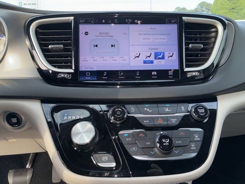 Used 2023 Chrysler Pacifica Touring-L FWD image 15