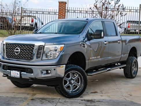 Used 2017 Nissan Titan SV image 3