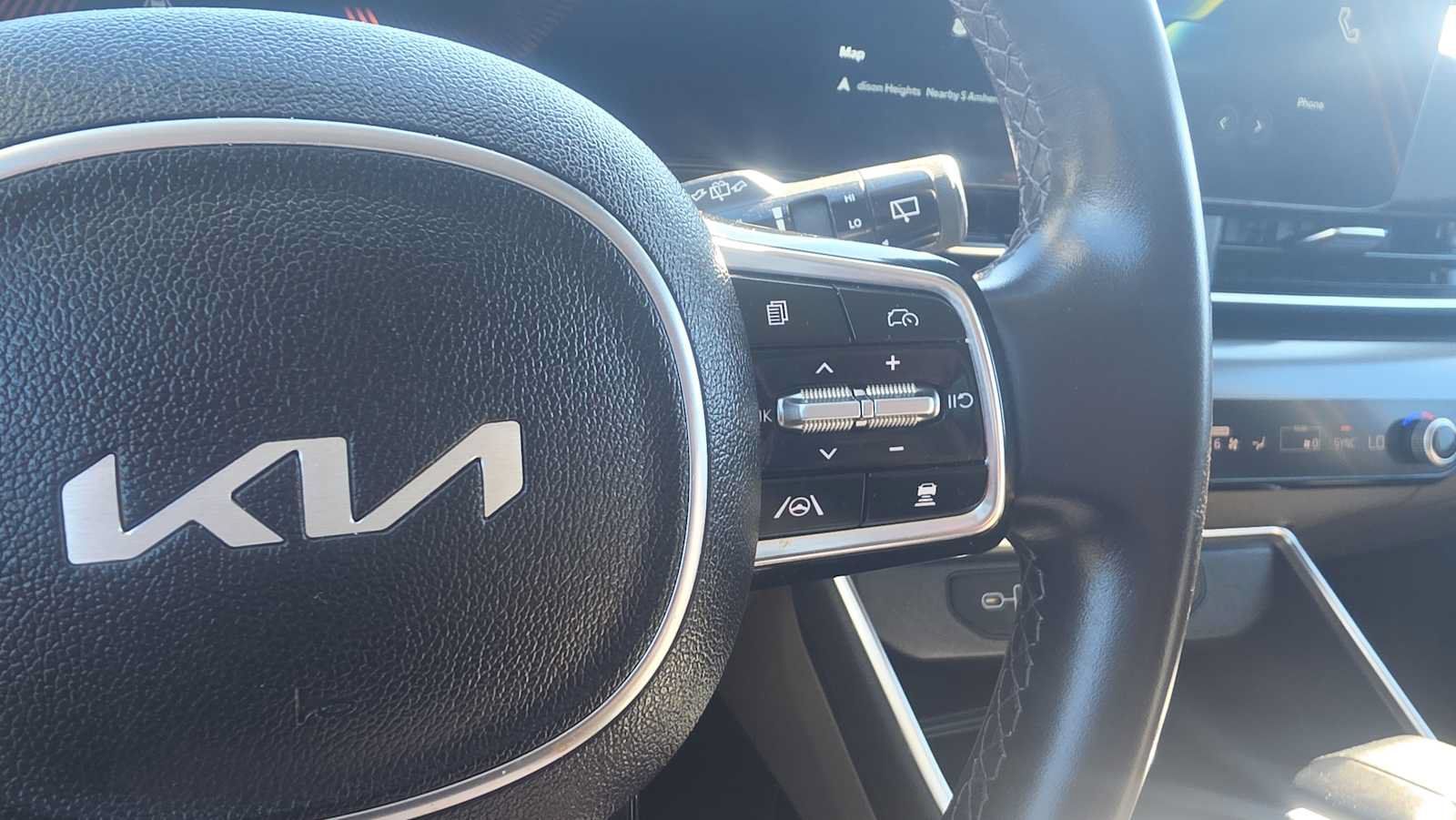 Used 2025 Kia Carnival FWD image 13