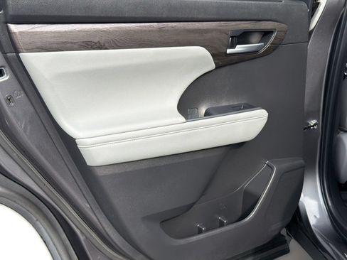 Certified 2024 Toyota Highlander Limited FWD image 31