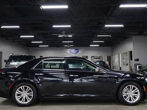 Used 2017 Chrysler 300 C RWD image 6