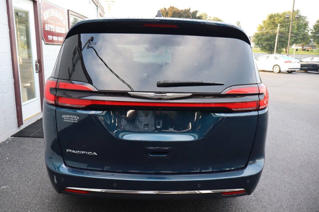 Used 2025 Chrysler Pacifica Select FWD image 3