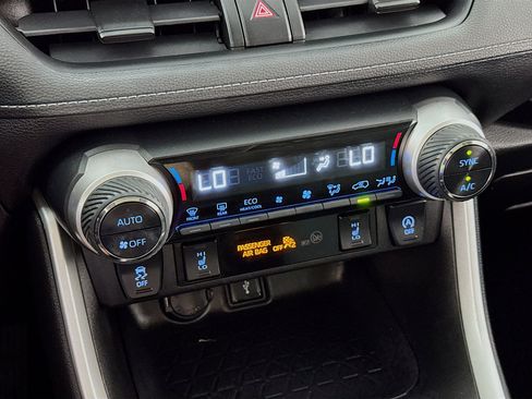 Used 2021 Toyota RAV4 XLE w/ Convenience Package AWD/4WD image 17