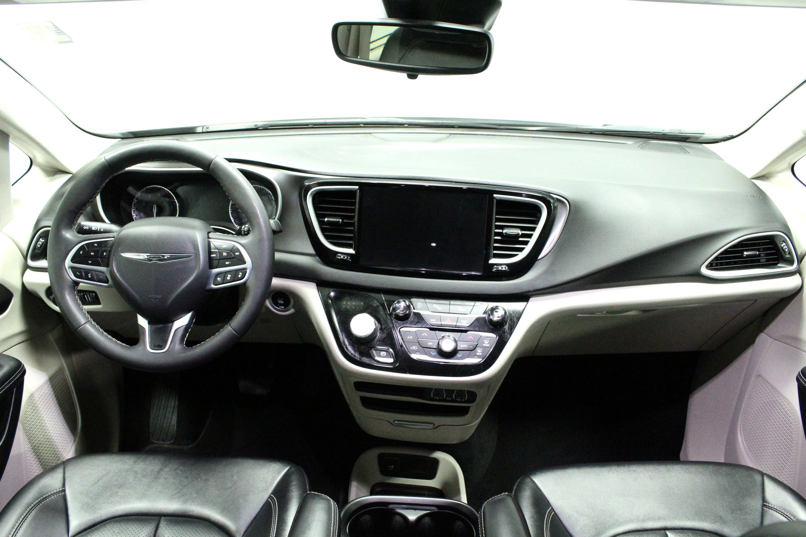 Used 2024 Chrysler Pacifica Touring-L FWD image 20