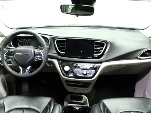Used 2024 Chrysler Pacifica Touring-L FWD image 20