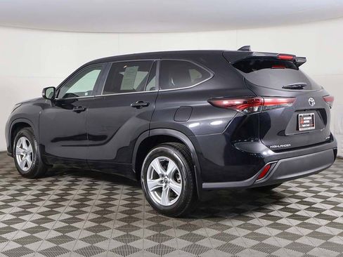Used 2024 Toyota Highlander LE AWD/4WD image 8