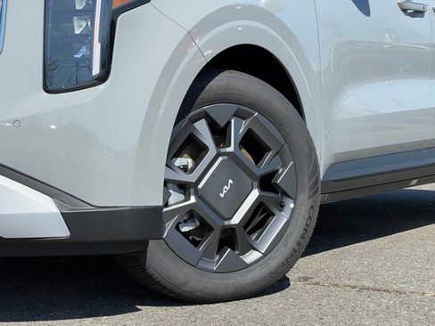 New 2026 Kia Carnival EX FWD image 2