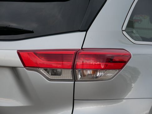 Used 2017 Toyota Highlander XLE w/ Carpet Mat Package AWD/4WD image 17