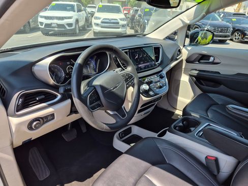 Used 2024 Chrysler Pacifica Touring-L FWD image 15