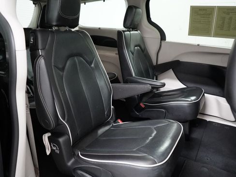 Used 2023 Chrysler Pacifica Limited FWD image 28