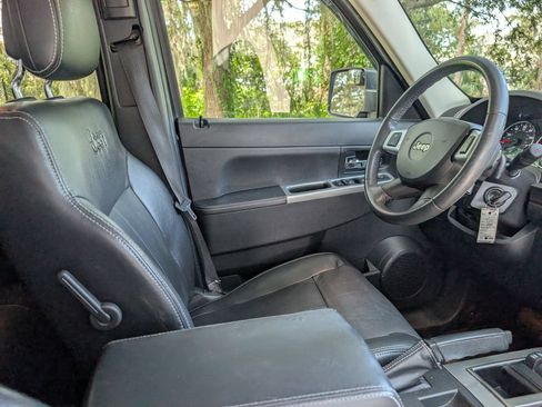 Used 2010 Jeep Liberty Limited w/ Tire & Wheel Group AWD/4WD image 10