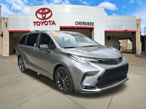 Used 2026 Toyota Sienna XSE FWD image 3