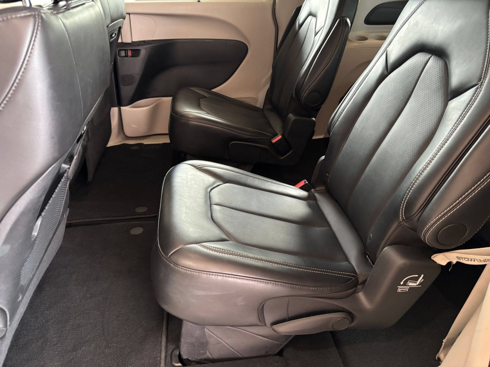 Used 2024 Chrysler Pacifica Touring-L FWD image 26
