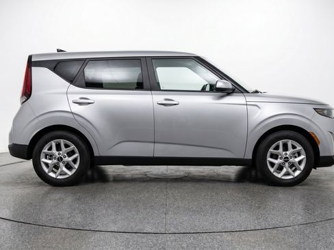 Used 2025 Kia Soul LX w/ LX Technology Package FWD image 11