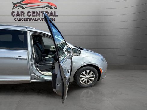 Used 2019 Chrysler Pacifica Touring-L FWD image 13