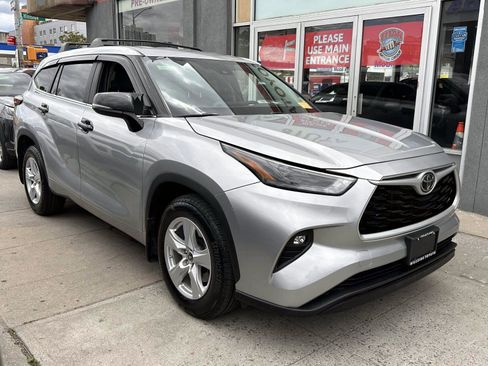 Certified 2024 Toyota Highlander LE AWD/4WD image 5