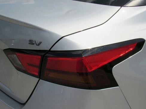 Used 2024 Nissan Altima 2.5 SV FWD image 12