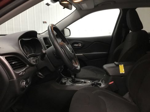Used 2019 Jeep Cherokee Latitude w/ Cold Weather Group AWD/4WD image 5