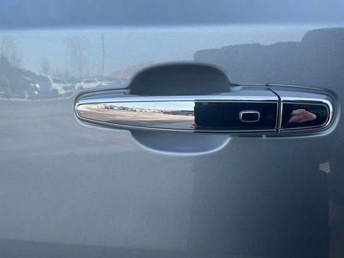 Used 2023 Chevrolet Traverse Premier FWD image 11