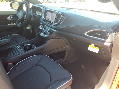 New 2026 Chrysler Pacifica Limited image 6
