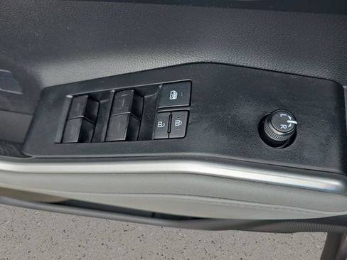 Used 2021 Toyota Highlander XLE FWD image 30