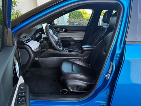 Used 2025 Jeep Compass Limited image 28