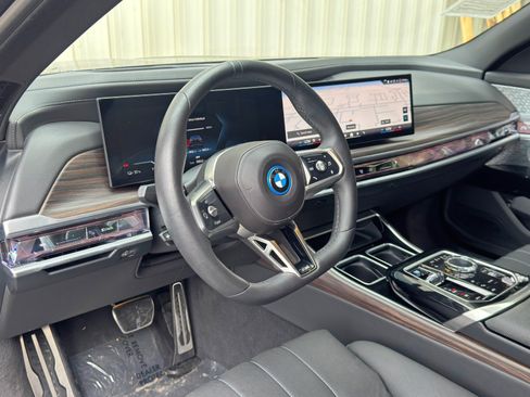 Used 2023 BMW i7 xDrive60 w/ Executive Package 2 AWD/4WD image 15