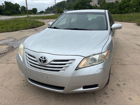 Used 2009 Toyota Camry LE FWD image 2