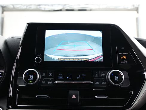 Used 2024 Toyota Highlander LE AWD/4WD image 19