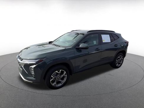 Used 2025 Chevrolet Trax LT FWD image 8