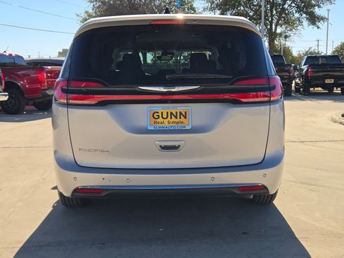 Used 2024 Chrysler Pacifica Touring-L image 7
