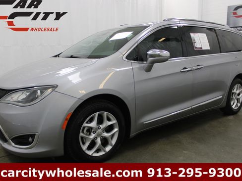 Used 2020 Chrysler Pacifica Limited FWD image 1