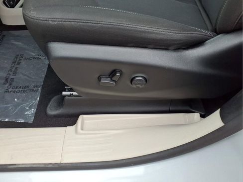 Used 2023 Chrysler Voyager LX FWD image 21