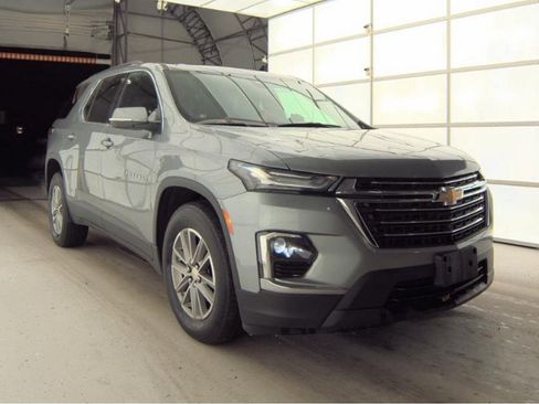 Used 2023 Chevrolet Traverse LT w/ Rear Camera Mirror Package image 4