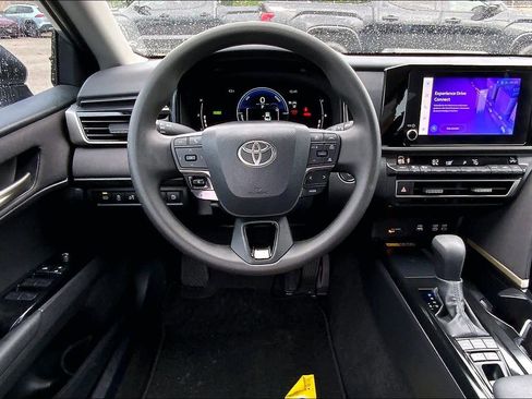 Used 2025 Toyota Camry LE w/ Convenience Package image 6