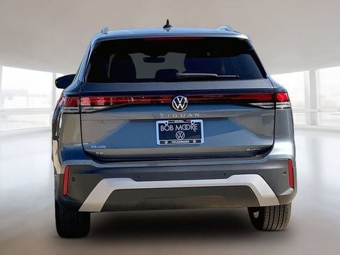 Used 2025 Volkswagen Tiguan SE AWD/4WD image 4