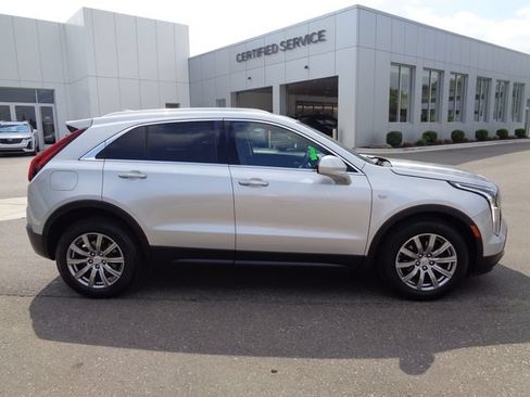 Used 2021 Cadillac XT4 Luxury w/ Cold Weather Package FWD image 4