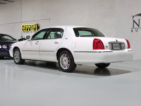 Used 2008 Lincoln Town Car Signature Limited RWD image 10