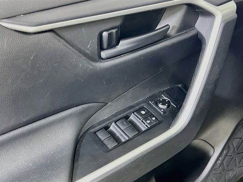 Used 2021 Toyota RAV4 LE AWD/4WD image 17