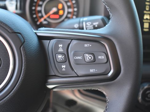 Used 2025 Jeep Gladiator Rubicon w/ Technology Group image 14